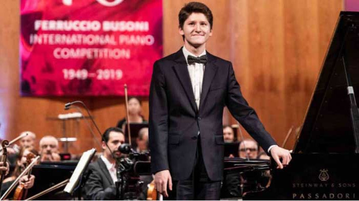 Новата звезда на пианото Емануил Иванов свири Рахманинов на откриването на „Варненско лято“